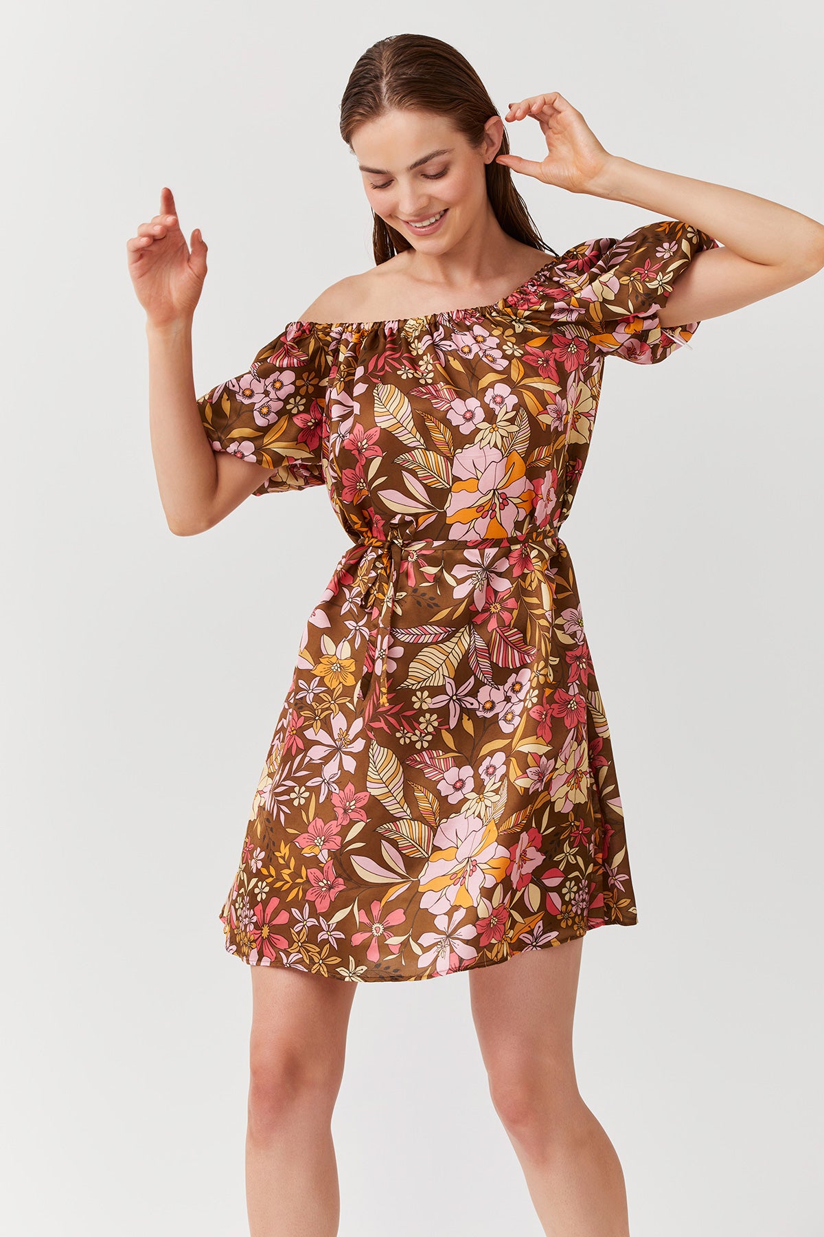 Short dress with puff sleeves