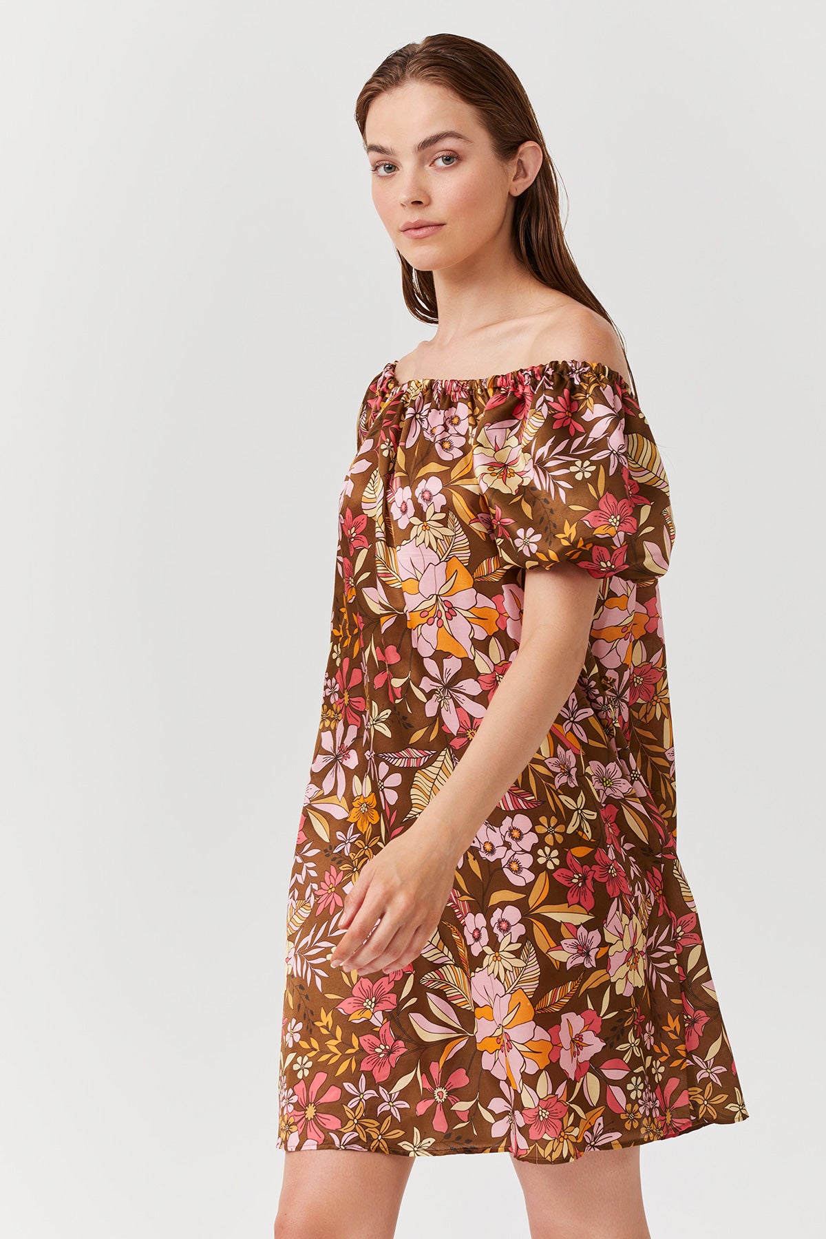 Short dress with puff sleeves